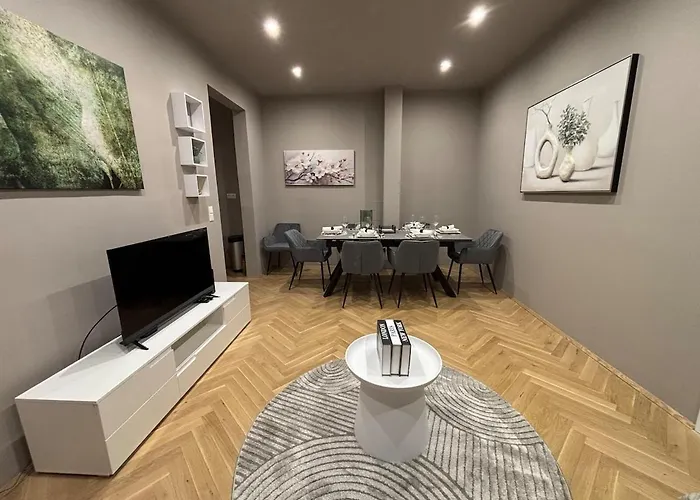 2 Bdr - Jewel, Near Schoenbrunn Palace Apartment *